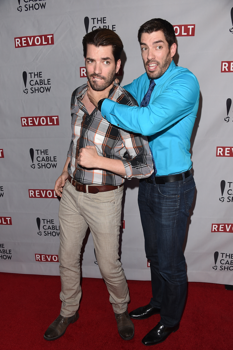 Illustration for article titled Photos of the Property Brothers Posing
